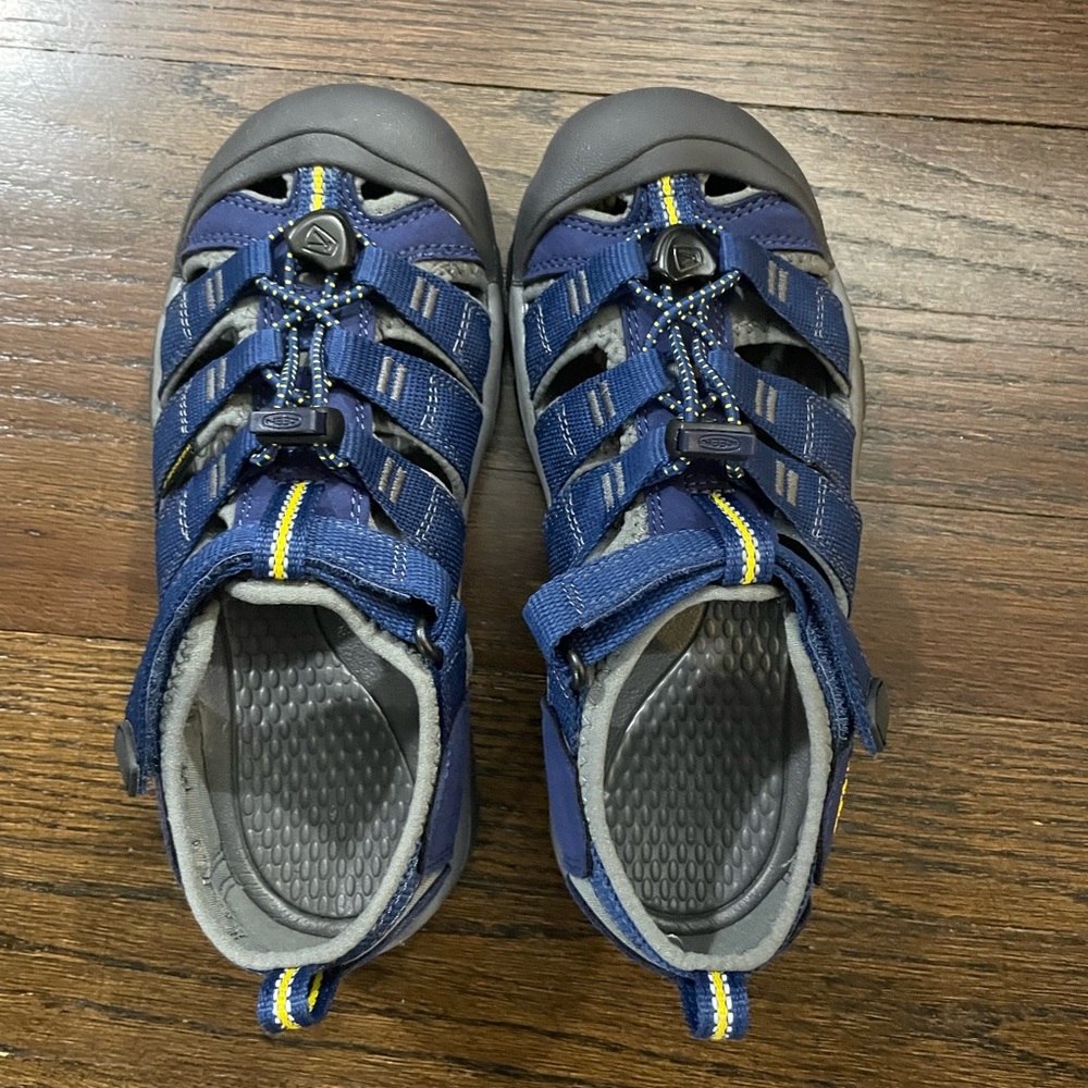 BRAND NEW Keen Newport Size 2 Kids Sandals